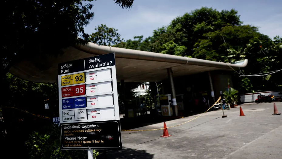 ލަންކާގައި ޕެޓްރޯލާ ޑީސަލް ވިއްކުން ހުއްޓާލައިފި؛ ތެޔޮ ދޫކުރަނީ ޒަރޫރީ ބޭނުންތަކަށް އެކަނި