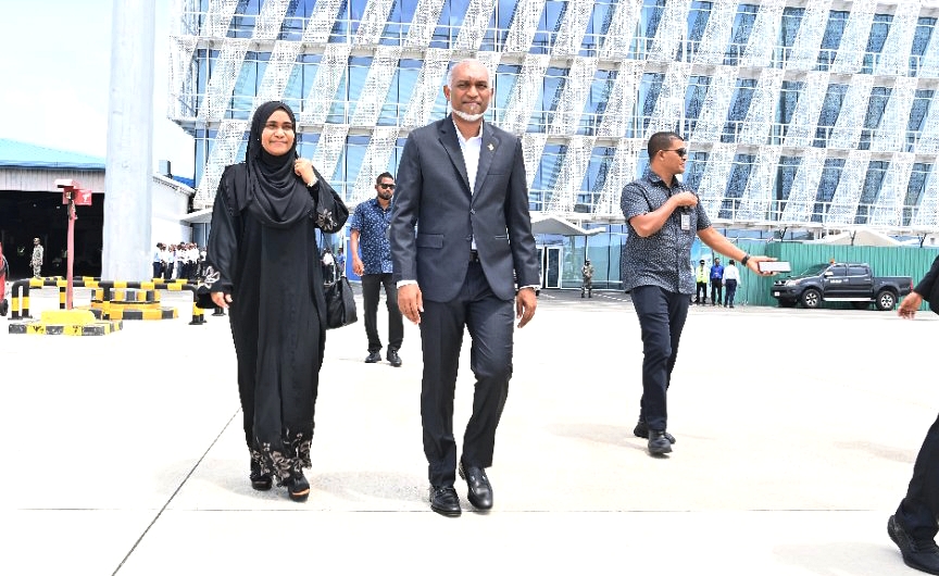 ރައީސްގެ ދެކަނބަލުން ޢުމްރާއަށް.