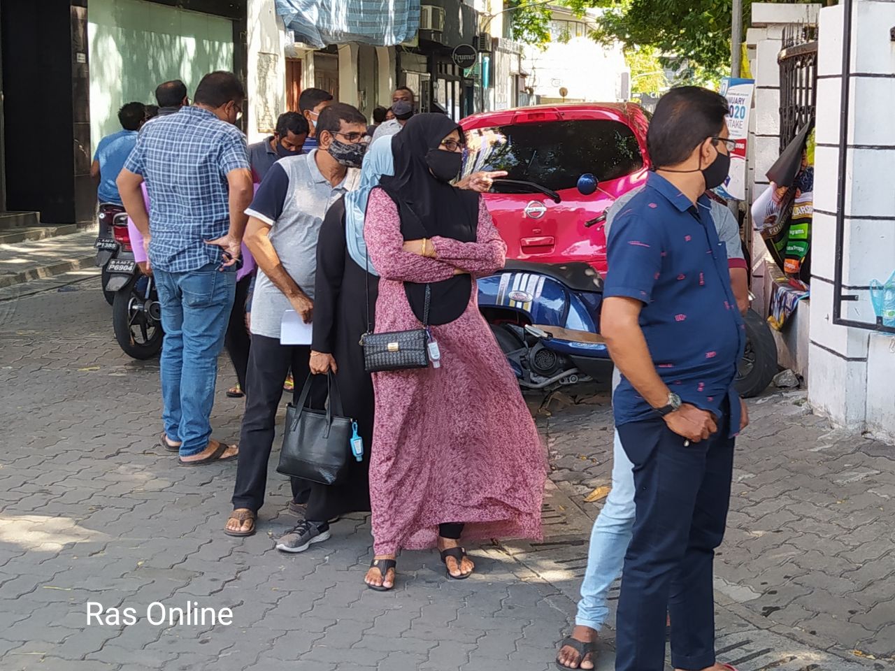 24 ގަޑިއިރު ކާފިއު ހިންގާތީ މާލޭގެ ރައްޔިތުން ނުކުމެ ފިހާރަތައް ހުސްކޮށްފި