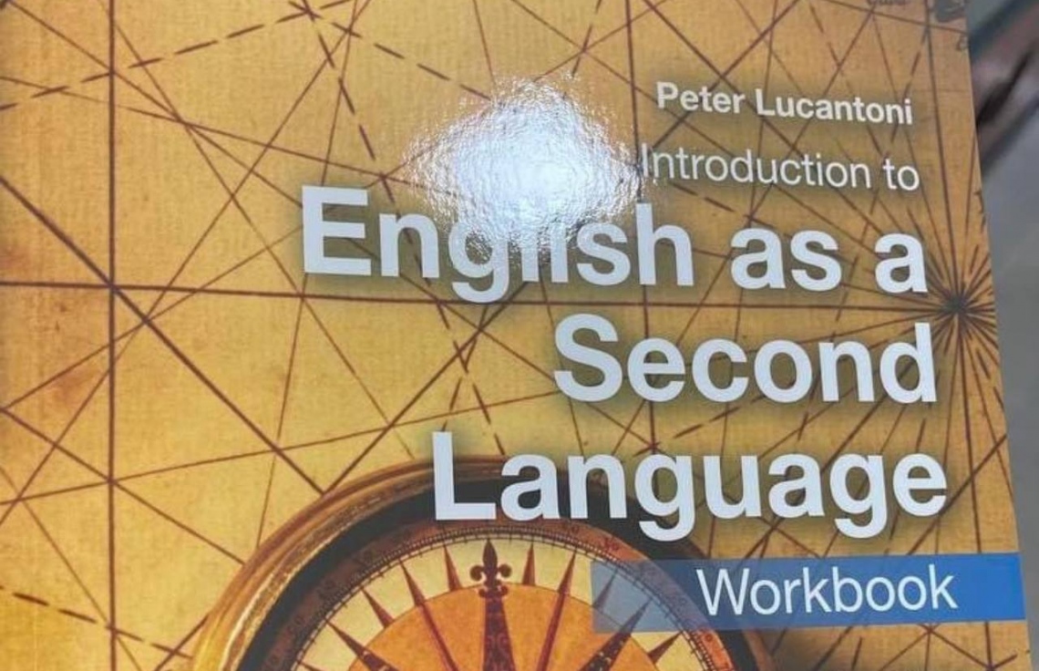 ދައުރުވަނީ 2014 ގެ ފޮތެއްގެ ފޮޓޯ؛ ފޮތް ވާނީ އިސްލާހުކޮށްފައި: އެޑިއުކޭޝަން