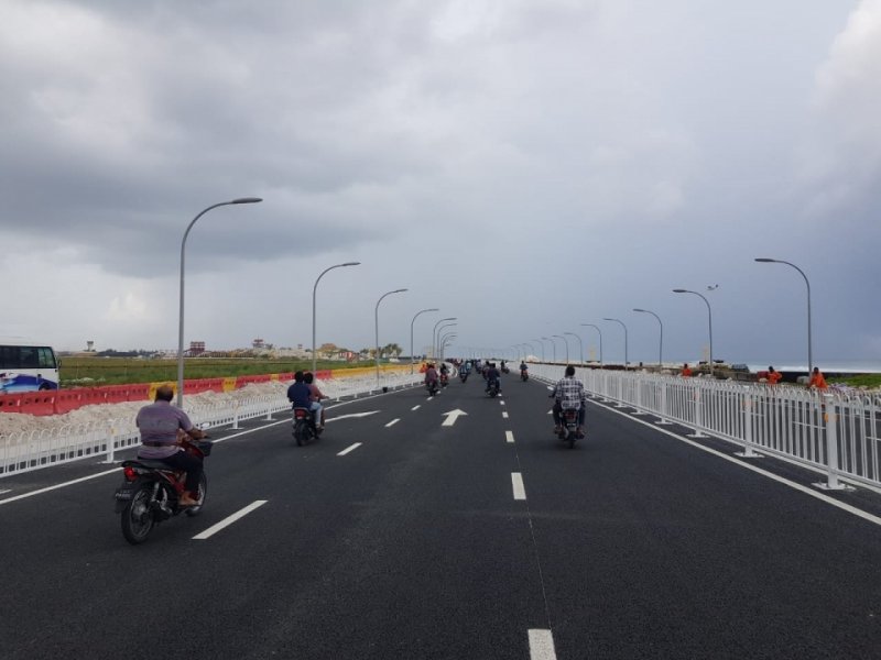 ހައިވޭގައި ހިނގި އެކްސިޑެންޓެއްގެ މަންޒަރު ދުށް ބަޔަކު ތިބިތޯ ބަލަނީ