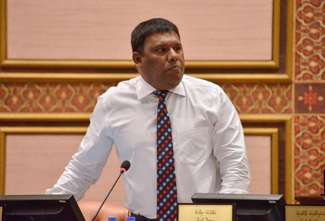 ރައީސްގެ މޫނަށް ކުޅުޖަހާ މީހަކަށް ފައިސާގެ އިނާމުދޭން މުސްތޮފާ ވިދާޅުވި މައްސަލަ ބަލަނީ