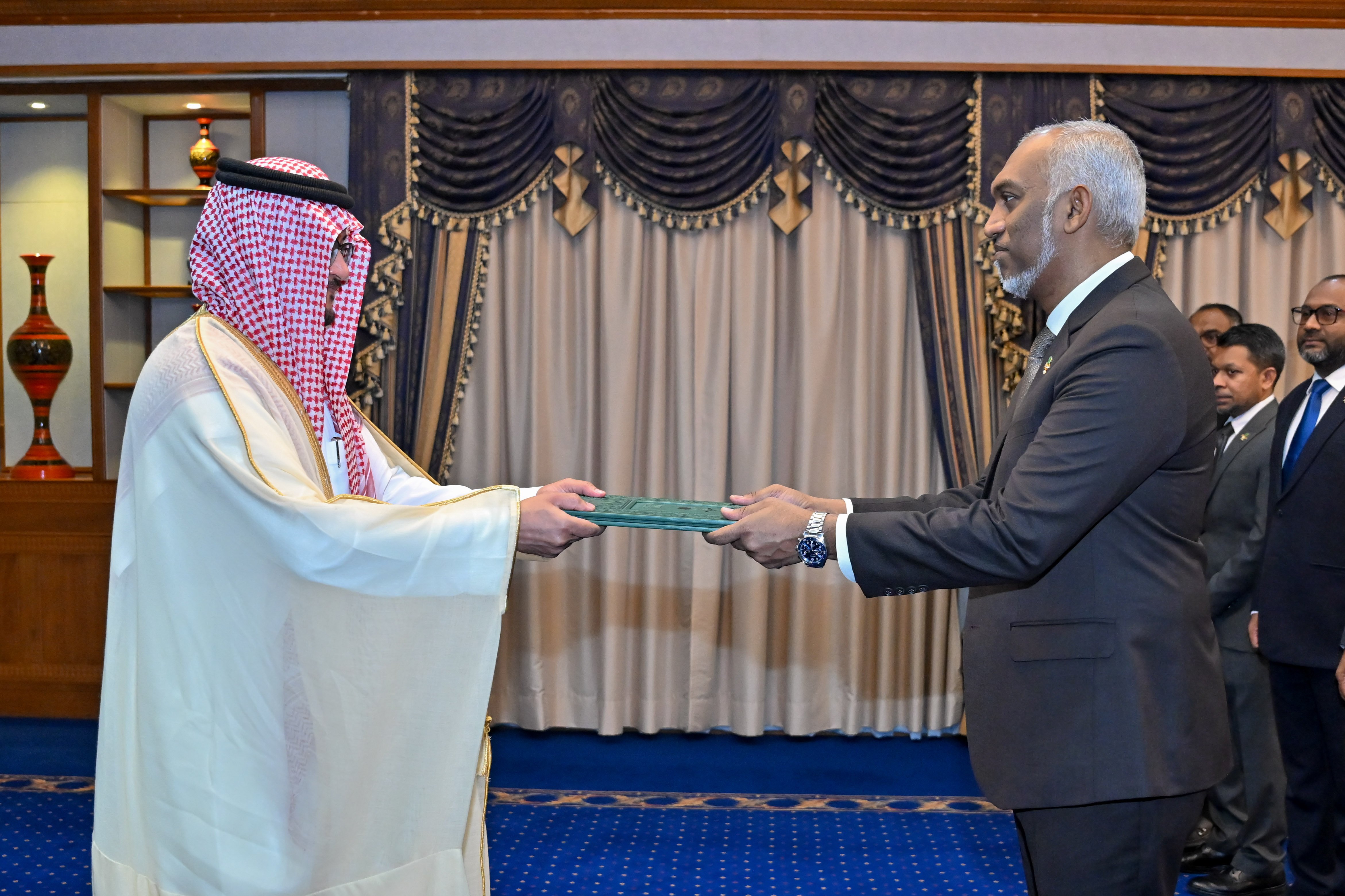 ސަޢޫދީ ޢަރަބިއްޔާގެ އައު ސަފީރު، ރައީސަށް ސަފީރުކަމުގެ ފަތްކޮޅު އަރުވައިފި