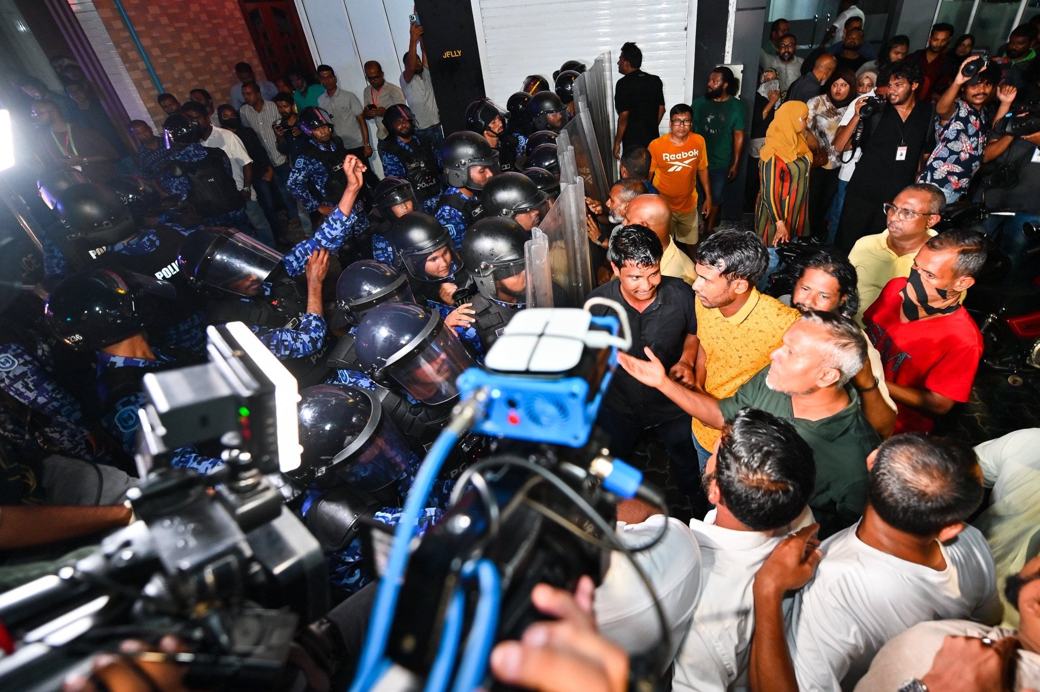 ރޭގެ މުޒާހަރާ ރޫޅާލުމަށް އެލްއާރްއޭޑީ ބޭނުން ކުރުން އެމްޑީޕީން ކުށްވެރިކޮށްފި