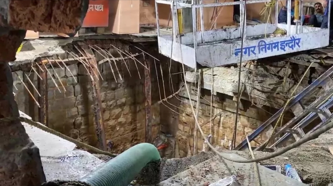 ފައްޅިއެއްގެ ކޮންކްރީޓް ގަނޑެއް ވެއްޓި 35 މީހަކު މަރުވެއްޖެ