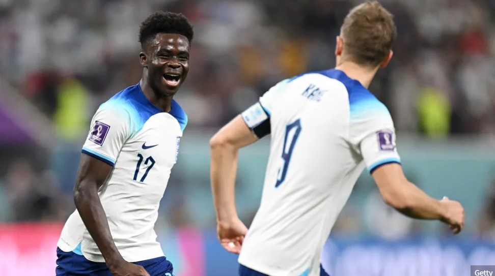 ވޯލްޑްކަޕްގެ ދަތުރު އިނގިރޭސިން ފެށީ ބޮޑު މޮޅަކާއެކު