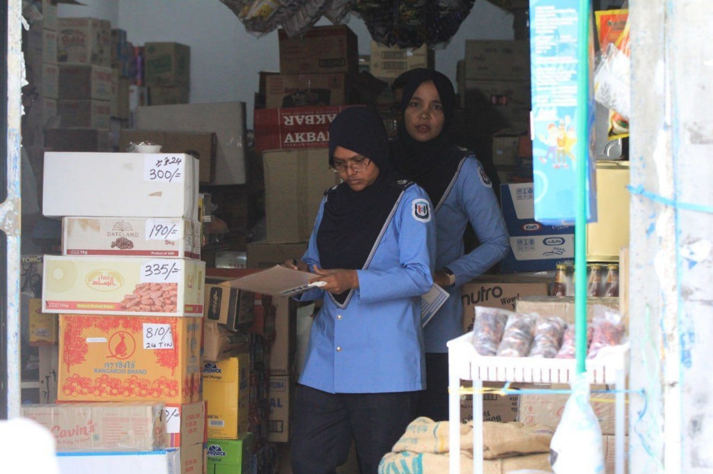 މާލޭގައި ރޯދަމަހު ދުވާލު މެންދުރު ފިހާރައެއް ފަޅާލި މީހަކު ހައްޔަރުކޮށް ބަންދަށް 45 ދުވަސް