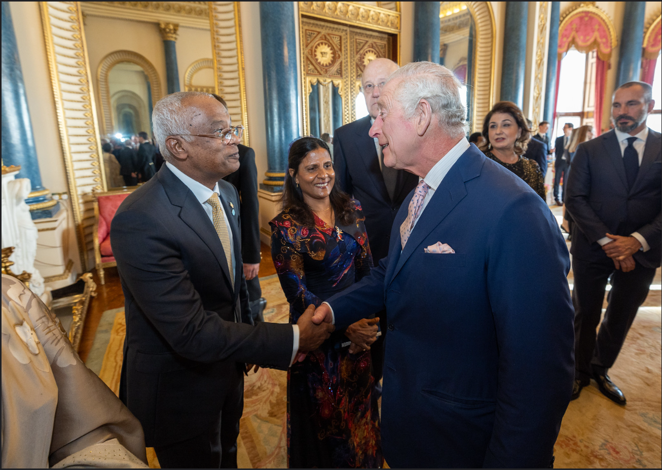 އިނގިރޭސި ރަސްގެފާނު ދެއްވި ރަސްމީ ޖާފަތުގައި ރައީސްގެ ދެކަނބަލުން ބައިވެރިވެވަޑައިގެންފި