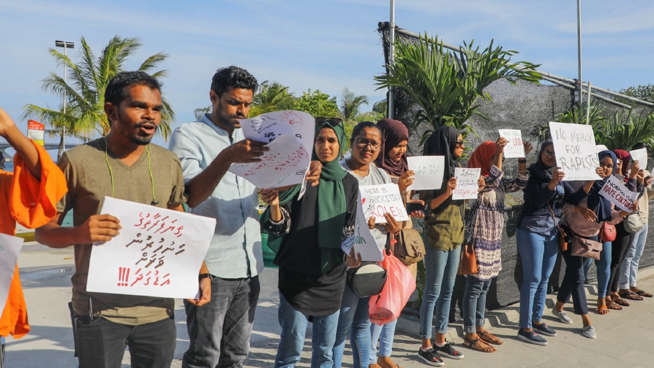 ކުޑަކުދިންތަކަކަށް ހަށިވިއްކި އަންހެނަކު ރަށުން ބާލައިފި