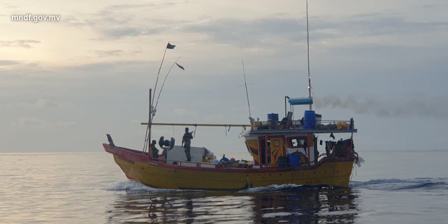 ދިއްފުއްޓާ ދިމާ ބޭރުގައި ބޭރުގެ މަސްބޯޓެއް އުޅޭތީ ކޯސްޓްގާޑުން ޙަރަކާތްތެރިވަނީ