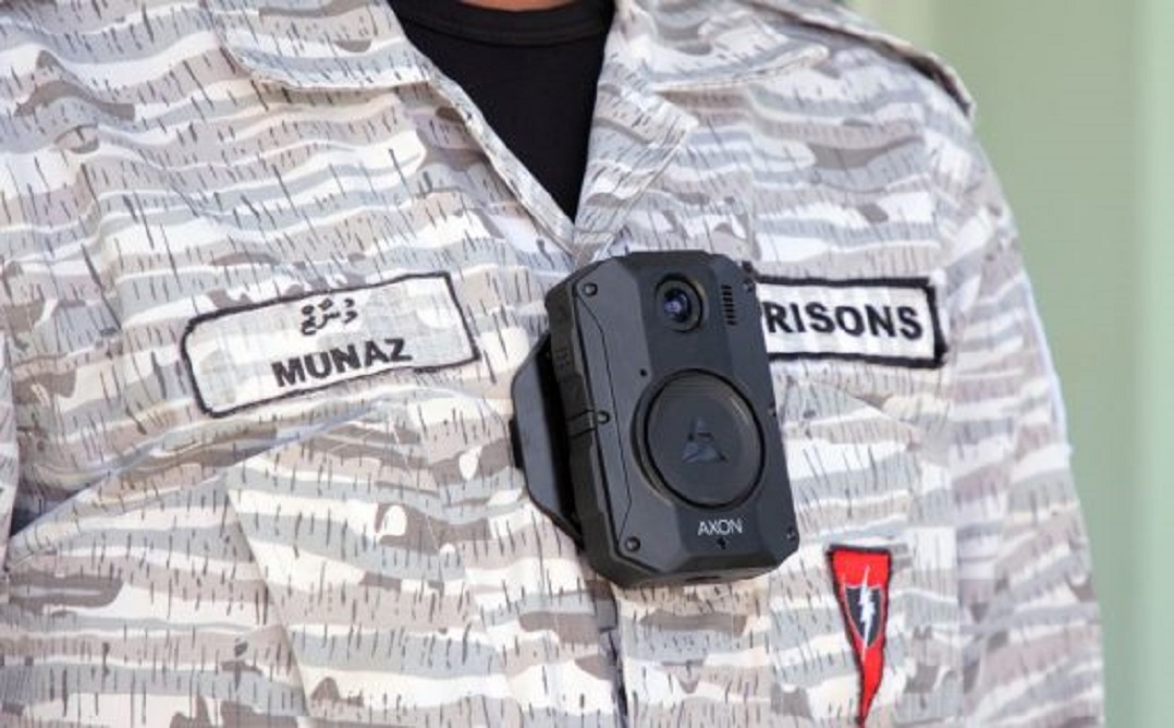 ޕްރިޒަން އޮފިސަރުން ބޮޑީވޯރން ކެމެރާ ބޭނުންކުރަން ފަށައިފި