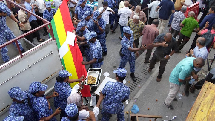 ރައީސް ސާލިހުގެ ޖަލްސާ ހަރުގޭގައި؛ ޕީޕީއެމްގެ ޖަލްސާ ހަރުގެ ދޮރުމަތީގައި