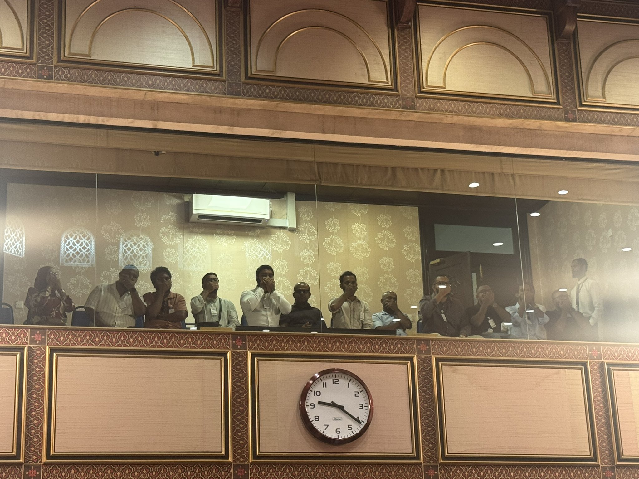 މީޑިއާ ބިލުގެ މައްސަލާގައި ނޫސްވެރިން މަޖިލީހުގައި އިޙުތިޖާޖުގައި ތިއްބައި ދައުރު ނިންމާލައިފި