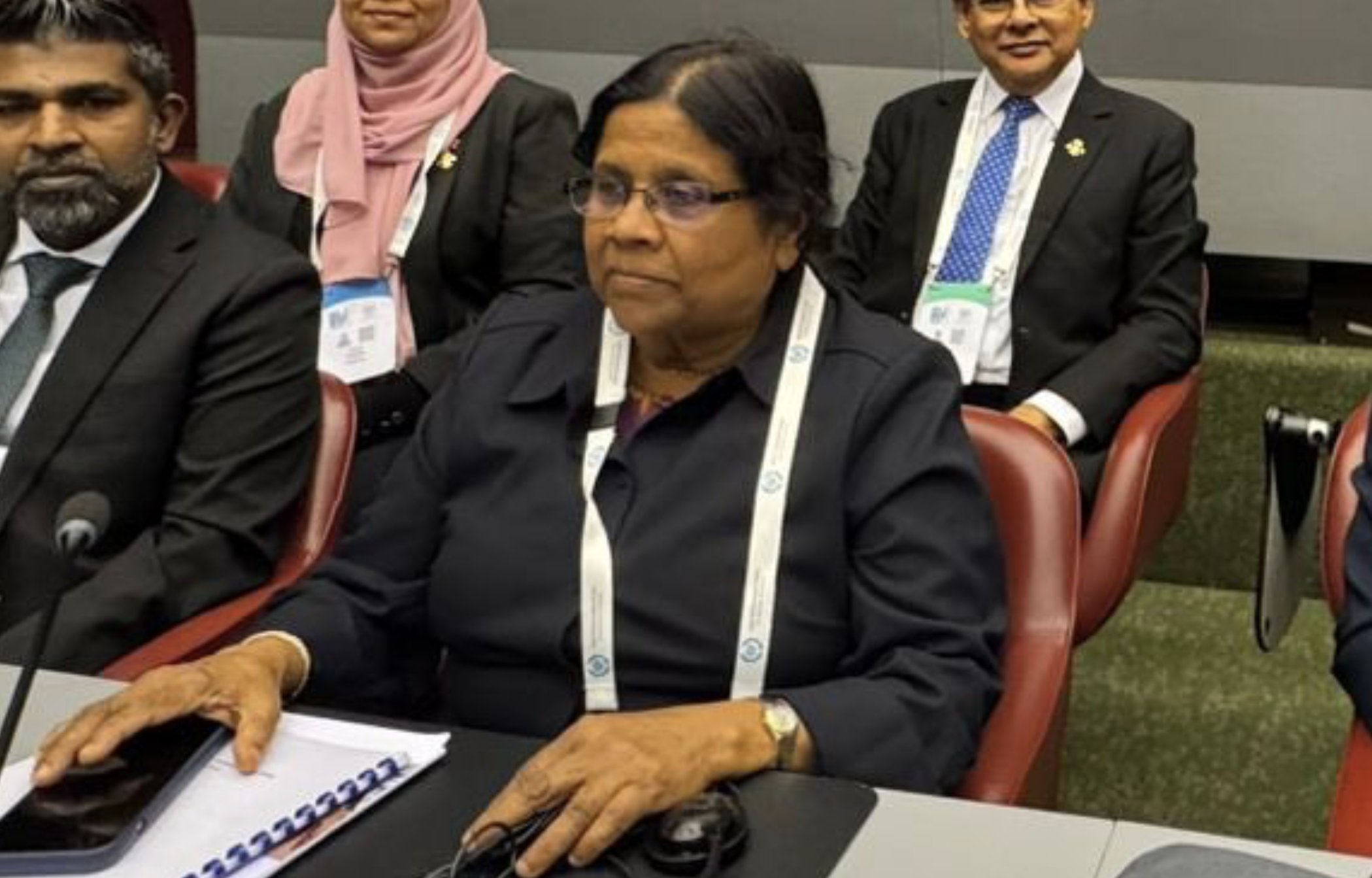 އަސްމާއަށް ފިޔަވަޅު އަޅައިފި: ޔޫކޭ ދަތުރު ކެންސަލް، މަޖިލީސް ކޮމިޓީގެ މުގައްރިރުކަމުން ވަކިކޮށްފި