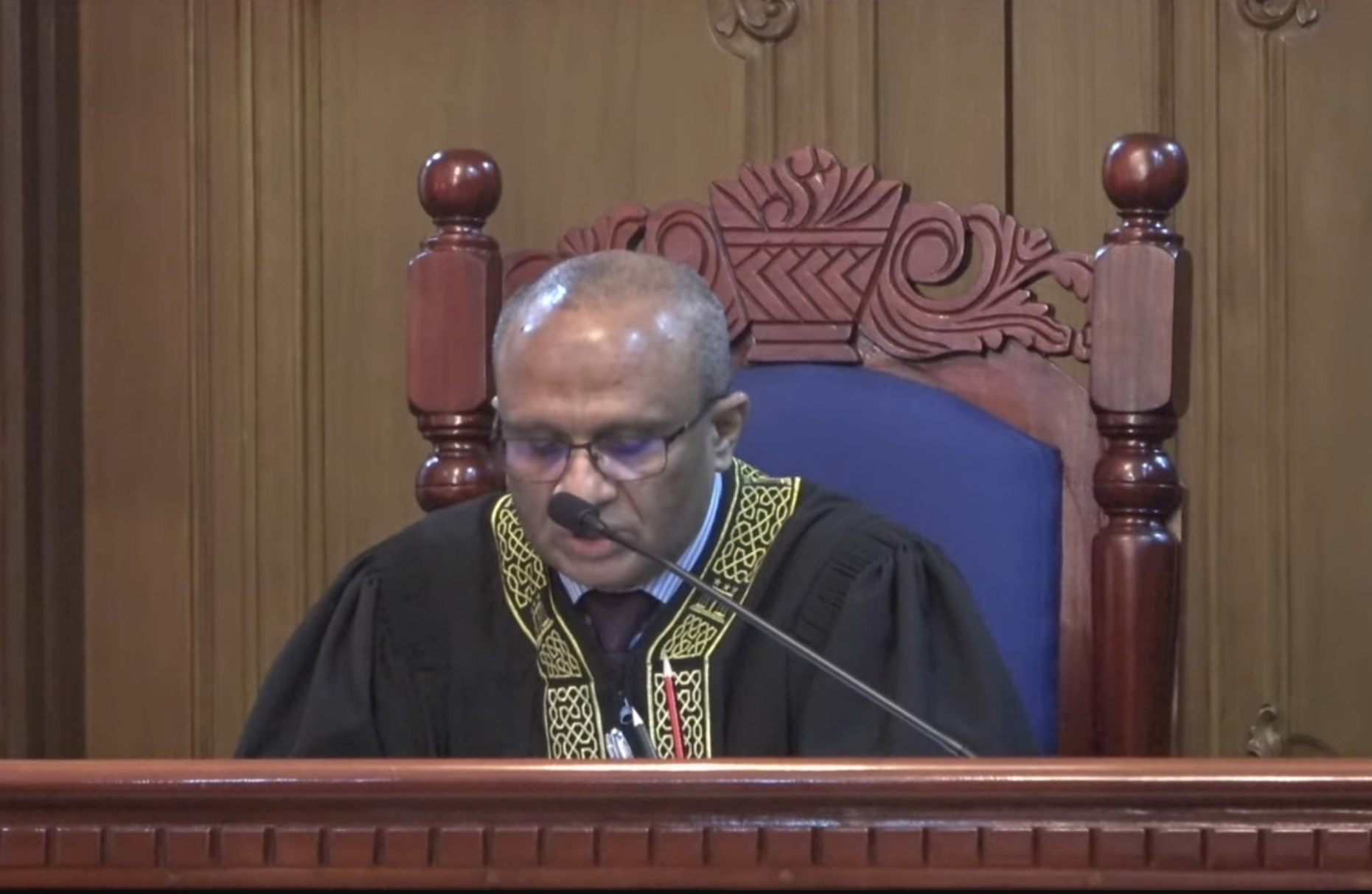 ފަނޑިޔާރު ސުޢޫދު އެދިވަޑައިގަތީ ބިންމަތީގައި ހުރެގެން ހަނދުގައި އަތްލުމަށް އުއްމީދު ނުކުރުމަށް