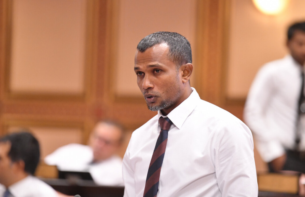 އެއް ކެންޑިޑޭޓެއް ނެރޭނަމަ ޑިމޮކްރެޓުން ތާޢީދުކުރަންވީ ޔާމީނަށް: ޓޮމް