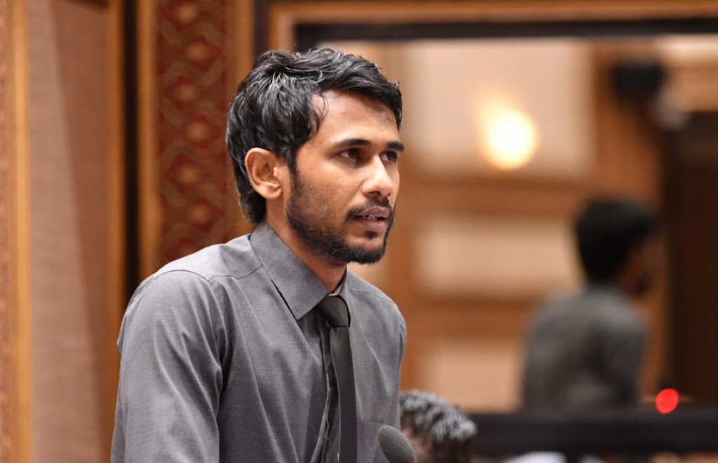 ދިވެހިންނަކީ ލިޔަންކިޔަން ނުދަންނަ ގަމާރު ބައެއްގެ ގޮތުގައި ސަރުކާރުން ދަނީ ސިފަކުރަމުން: ފިރުޝާން