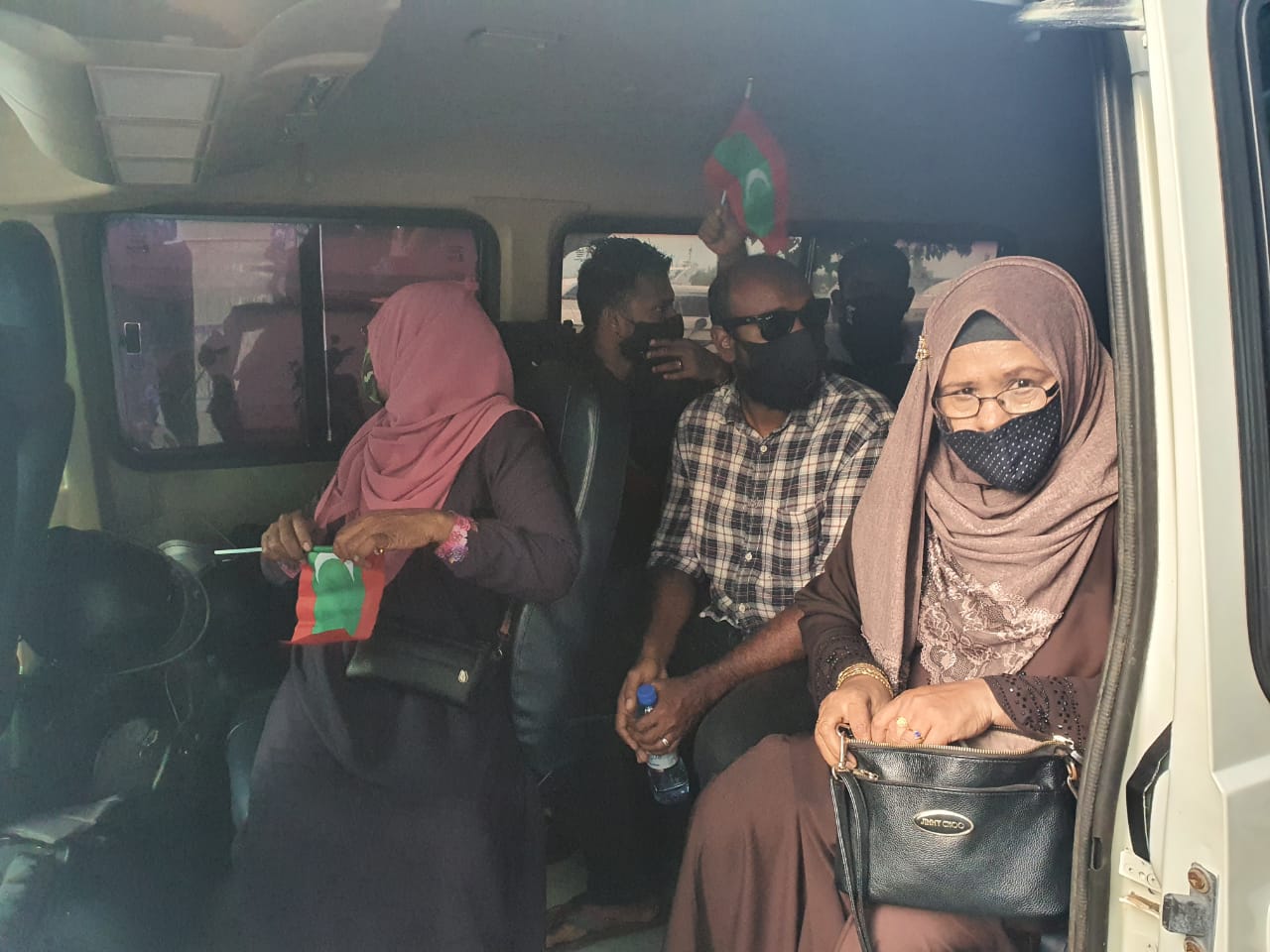 ހައްޔަރުކުރި ޒުވާނުން އެއްވެސް ޝަރުތަކާއި ނުލާ ދޫކޮށްލާ: އިދިކޮޅު