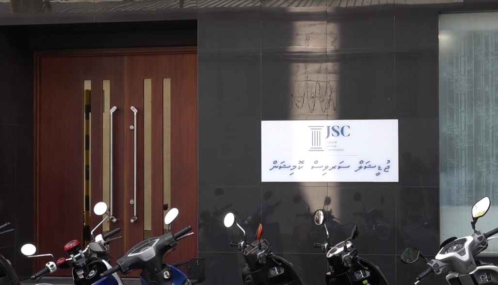 މުސާރަ ނުލިބޭގޮތަށް ދ. ޖުޑީޝަލް ދާއިރާގެ އިސް މެޖިސްޓްރޭޓް 2 ހަފްތާއަށް ސަސްޕެންޑު ކޮށްފި