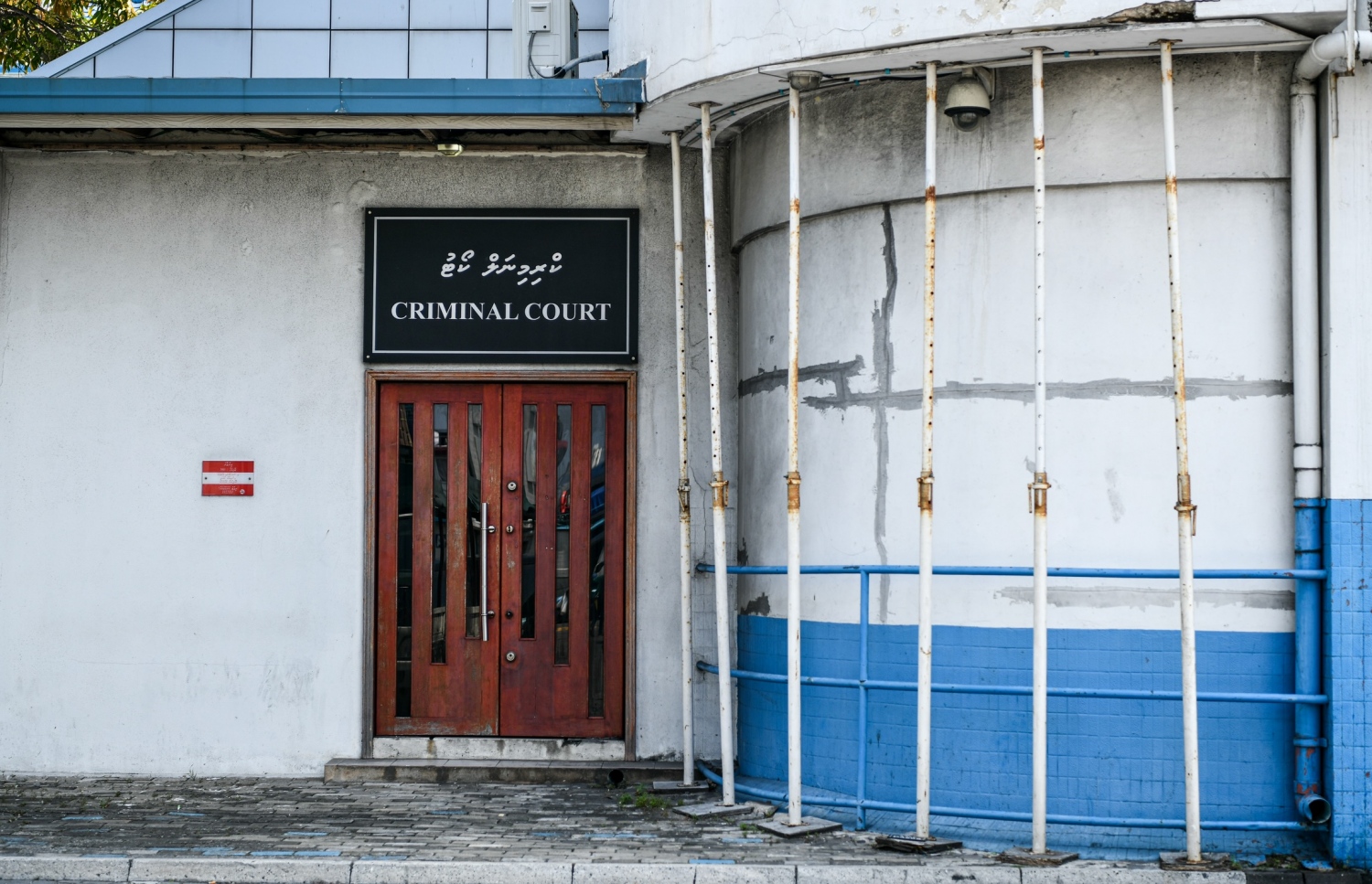 ފުލުހަކަށް އިންޒާރުދީ ކަރުގައި ހިފި މީހަކު 15 ދުވަހަށް ބަންދުކޮށްފި