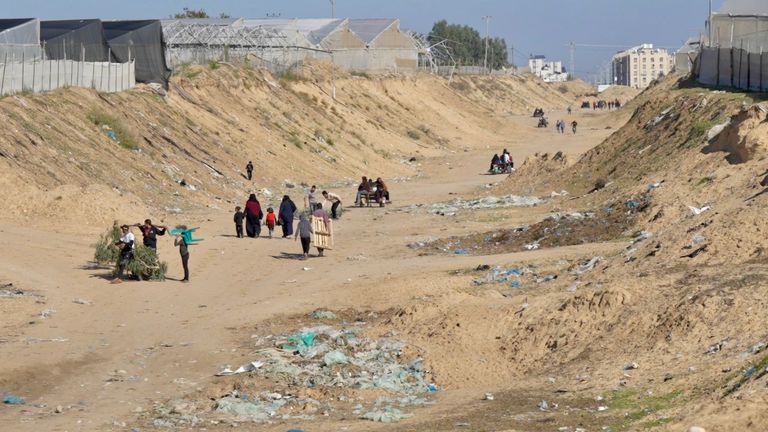 އިޒްރޭލުން ޣައްޒާގެ ރައްޔިތުން 6.5 ކިލޯމީޓަރުގެ ސަރަހައްދަކަށް ޖަމާކުރަނީ