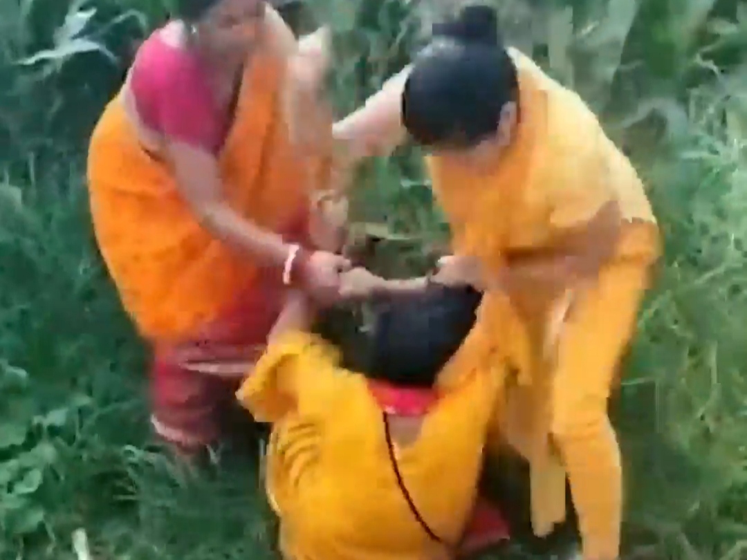 ދަރިވަރުން ކުރިމަތީ ޕްރިންސިޕަލްއާއި ޓީޗަރު ތަޅައިގެންފި