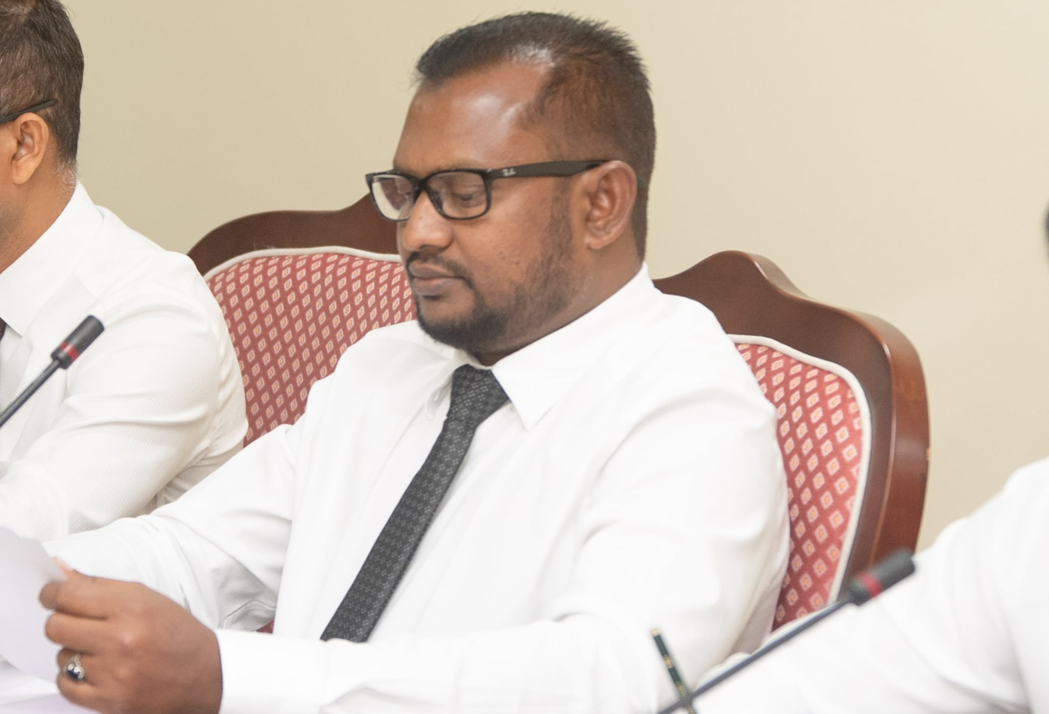 އެމްޑީޕީ ސަރުކާރުން ޕާޓީ ކުދިންނަށް ހިލޭ ގޯތިބަހާލީ މަގުމެދުންނާއި ގޭގޭގެ ގިފިލި ތެރެއިން: އާޒިމް