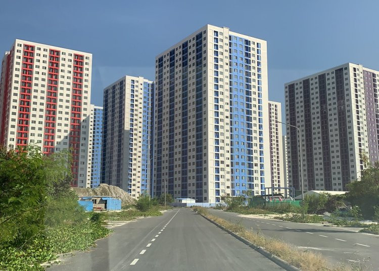 ހިޔާ ކޯޓްޔާޑްގައި އާންމުން އިންދާފައި ހުރި ގަސްތައް ނަގަން އަންގައިފި