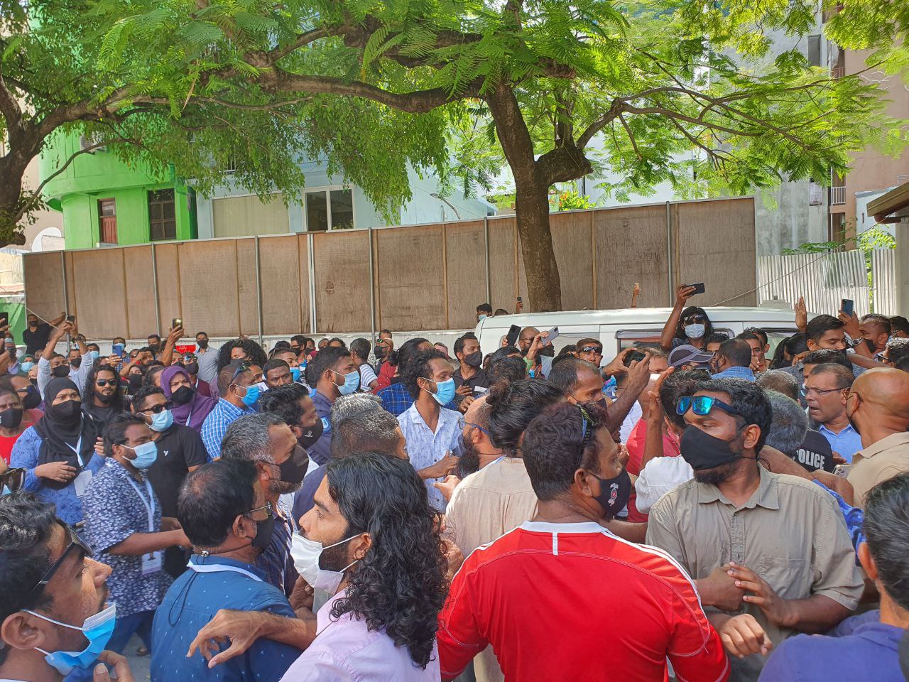 އިންތިހާބާބެހޭ މައިމަރުކަޒުގައި ބޮޑެތި ހަމަނުޖެހުންތަކެއް