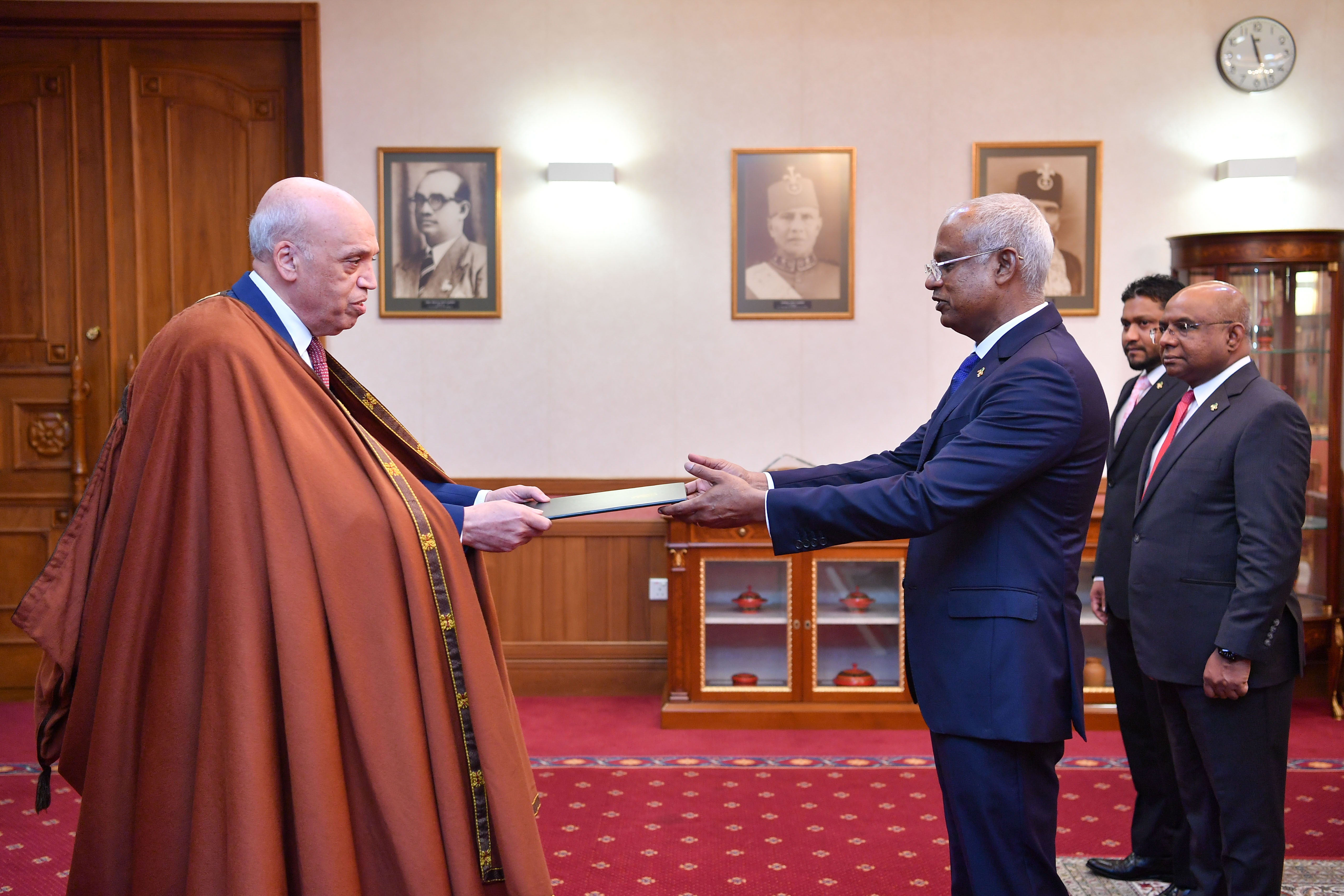 3 ގައުމަކުން ކަނޑައެޅި ސަފީރުން ފަތްކޮޅު އަރުވައިފި