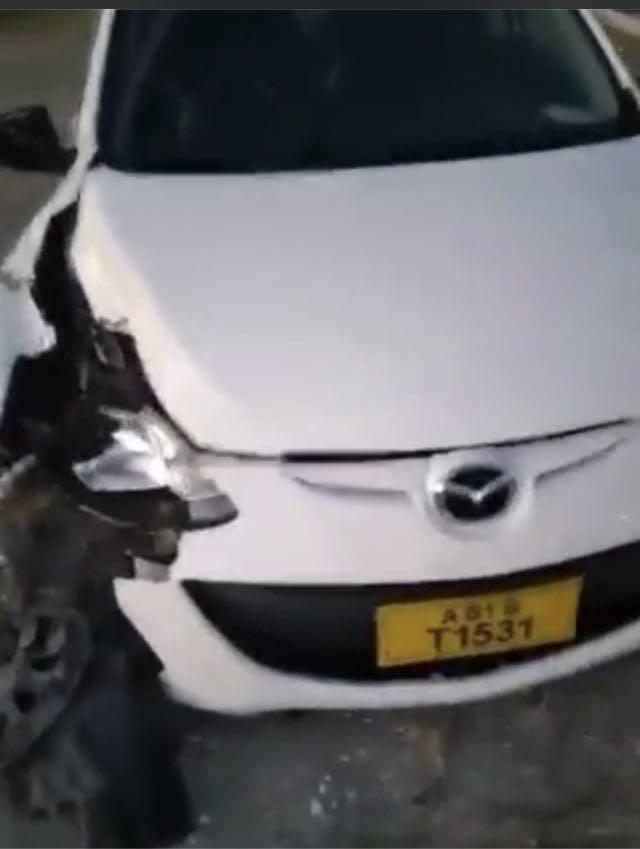 ކާރު އެކްސިޑެންޓަކުން ސަލާމަތްވި މީހަކު ވަގުތުން ހައިވޭ މަތީގައި ނަމާދުކޮށްފި