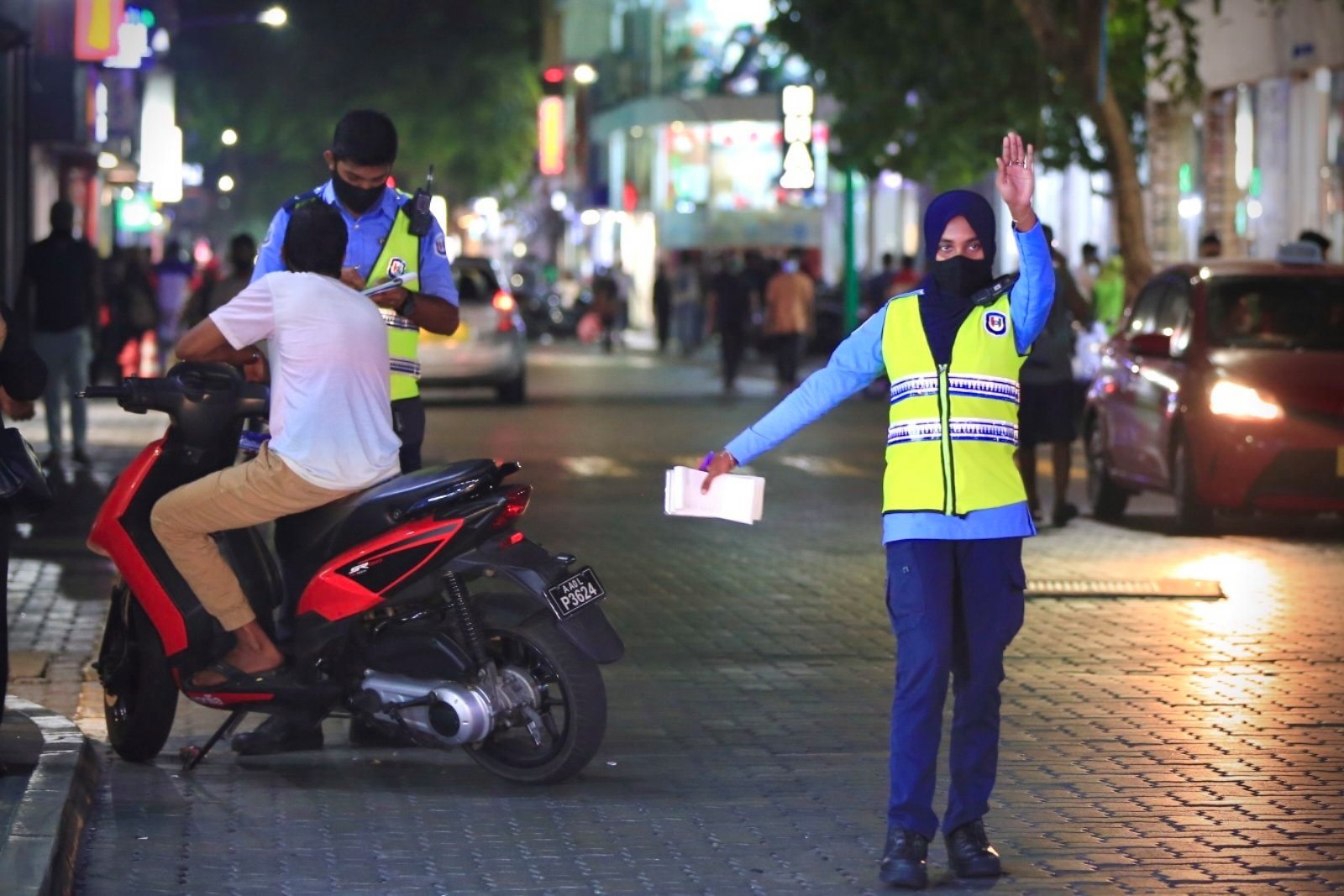 ކޮވިޑް-19: ލޮކުޑައުންއެއްނޫން؛ އެކަމަކު 24 ގަޑިއިރު ކާފިޔު؛ ބޭރަށް ނުކުންނަން ފާހެއް!