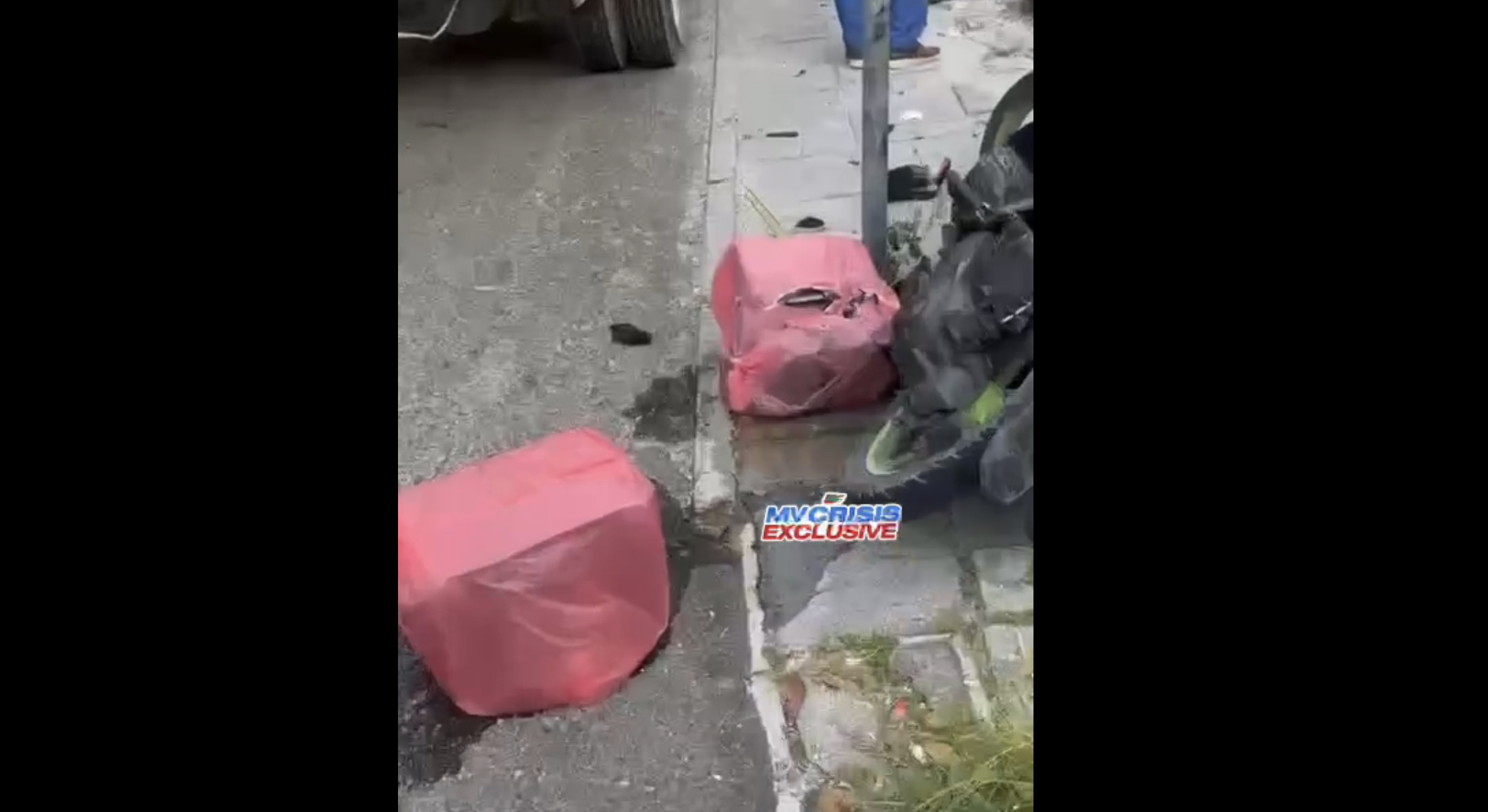 ބަނގުރާ ފުޅިތަކެއް ހިފައިގެން ދަނިކޮށް އެކްސިޑެންޓުވުމުން ފިލައިފި