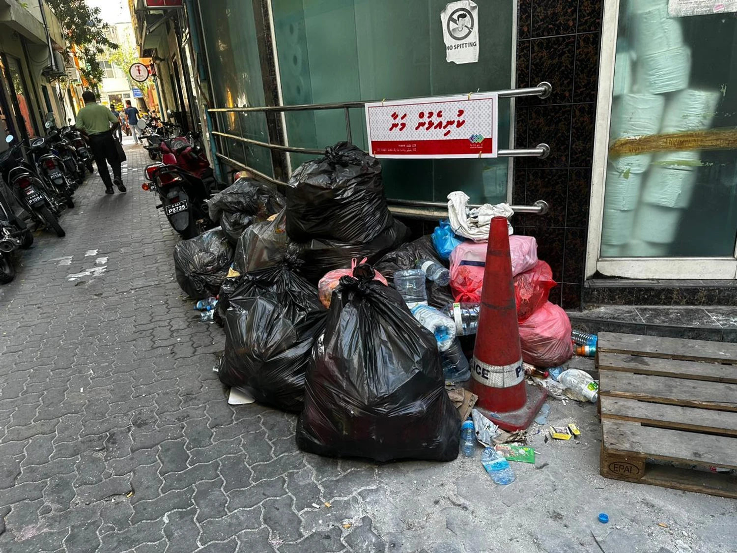 މާލޭގެ މަގުތަކަށް ކުނިއަޅާ މީހުންނަށް ހަރުކަށި ފިޔަވަޅު އަޅަން ނިންމައިފި