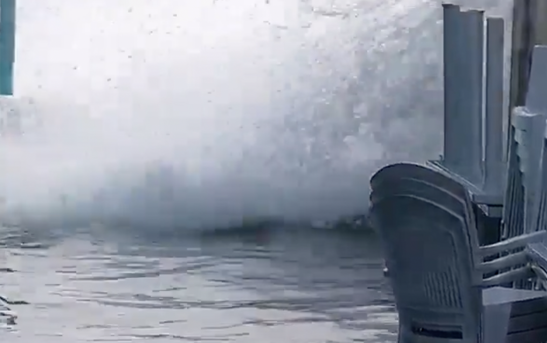 މާލެއަށް އުދައަރައި ކާނިވާ ސަރަޙައްދު ފެނުގެ އަޑީގައި