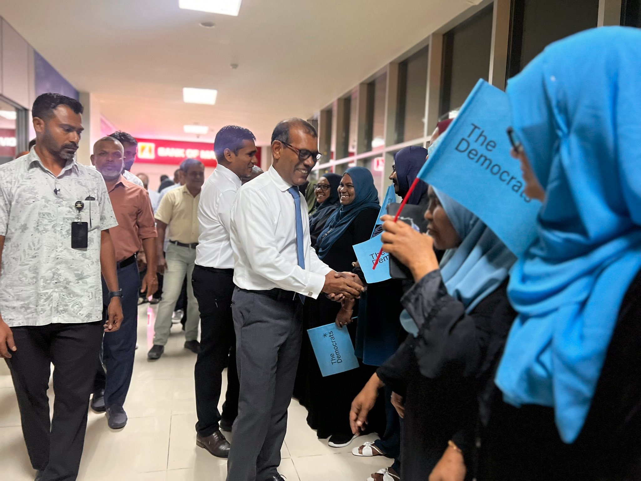 ރައީސް ނަޝީދާއި ޑިމޮކްރެޓްސްގެ ރިޔާސީ ކެންޑިޑޭޓް އިލްޔާސް ލަބީބު އައްޑޫއަށް