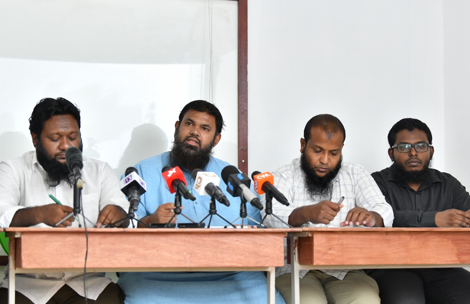 އުވާލަން ނިންމި ޖަމުއިއްޔާތަކުގެ ތެރޭގައި ސަލަފް!