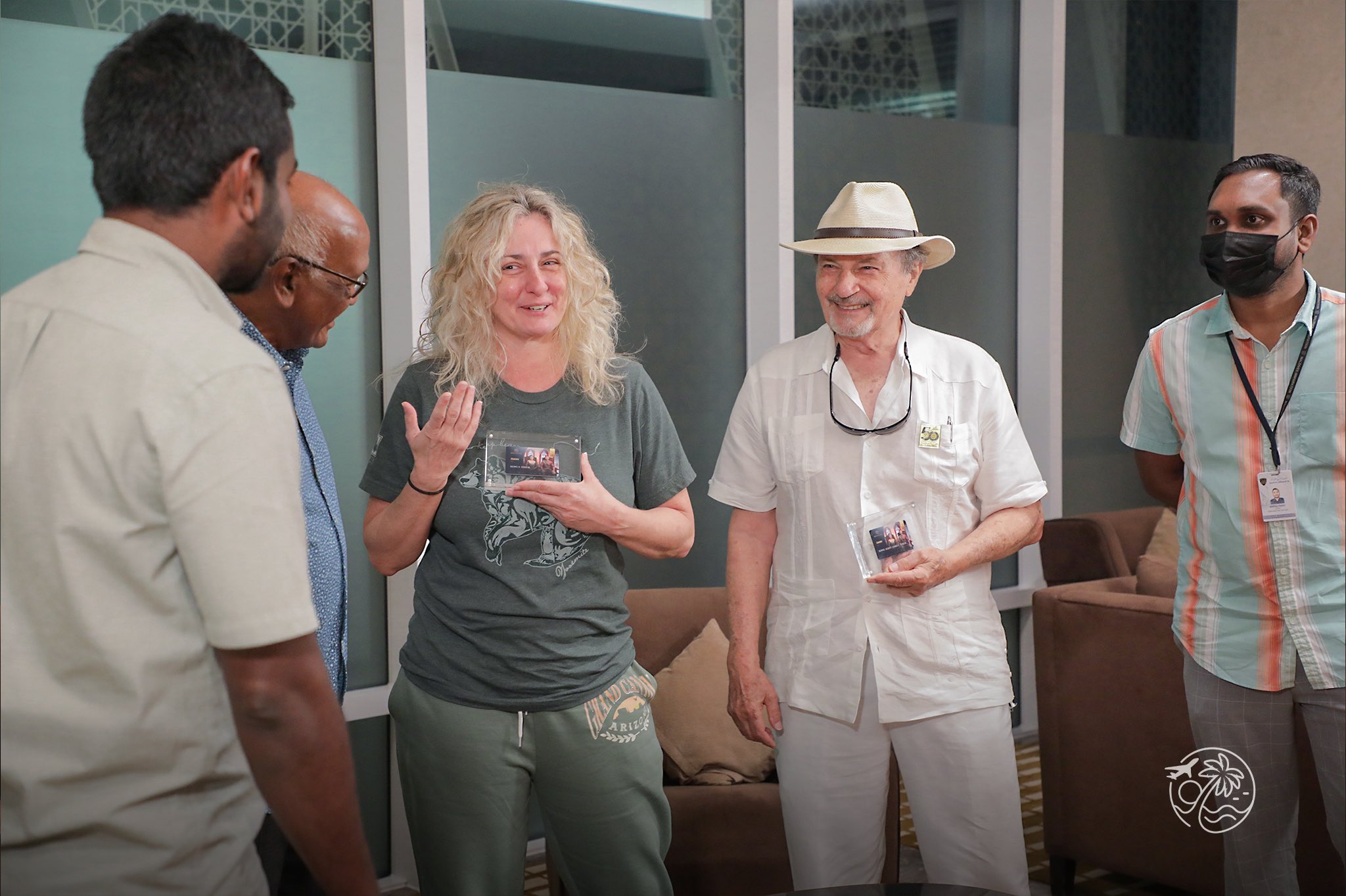 ބޯޑަރ މައިލްސްގެ އެންމެ މަތީ ޝަރަފު ކޯބިންއާއި އޭނާގެ ދަރިފުޅަށް