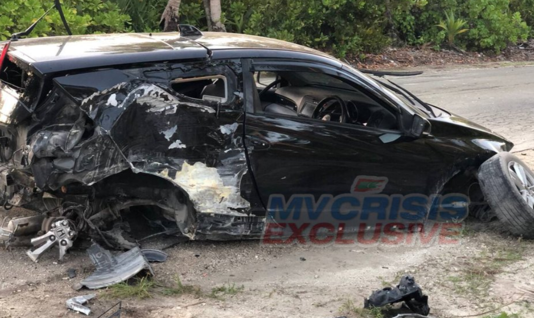 ކާރެއް ކޮންޓްރޯލް ނުވެ އެކްސިޑެންޓެއް ހިނގައި ފުނޑުފުނޑުވެއްޖެ