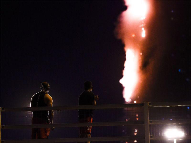 ސާރްޖާގައި އާންމުން ދިރިއުޅޭ 45 ބުރީގެ ޓަވަރެއްގައި އަލިފާން ރޯވެއްޖެ