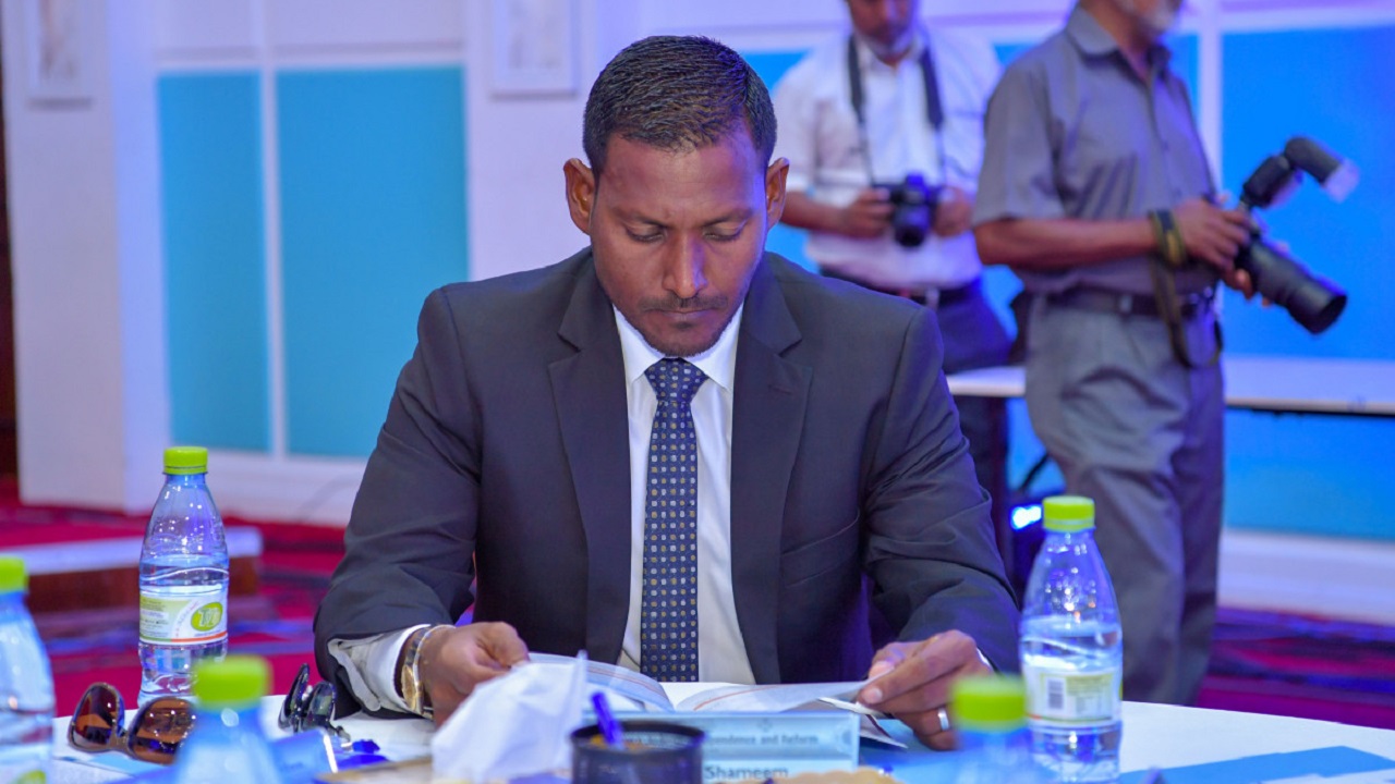 ޕީޖީއަށް ޕާސްޕޯޓް ހިފެހެއްޓުމަށް ކޯޓުގައި ނުއެދެވޭނެކަމަށް ކަނޑައެޅުމުން ޤާނޫނަށް ބަދަލުގެންނަނީ