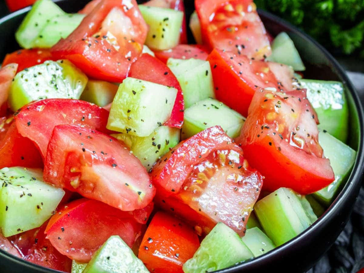 ޓޮމާޓޯއާއި ކިއުކަމްބާ އެއްކޮށްގެން ސެލެޑް ކެއުން އެއީ ބޮޑު ނުރައްކަލެއް!