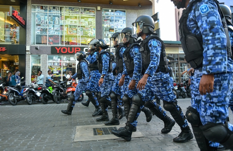 މުޒާހަރާ ރޫޅާލުމުގައި އުޅުނު ފުލުހުންނަށް "ފާޑެއްގެ ފިޔަވަޅެއް" އަޅައިފި