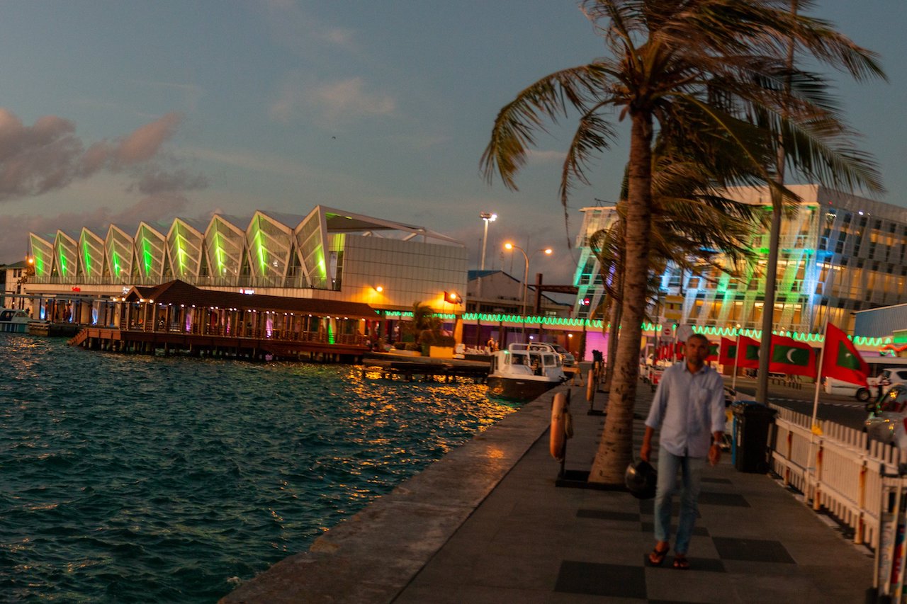 އެއަރޕޯޓުން ހައްޔަރުކުރި އިންޑިއާ ދެމީހުން ޤައުމަށް ފޮނުވާލައިފި