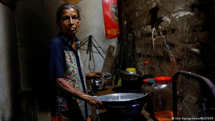 އިޤްތިޞާދީ ހީނަރުކަމާއެކު ލަންކާގެ ގިނަބަޔަކު ކާބޯތަކެއްޗަ ޖެހެނީ