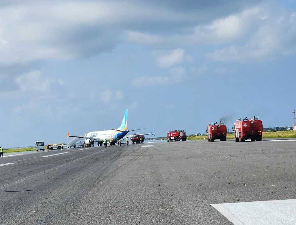 ފްލައި ދުބާއީ ފްލައިޓެއްގެ ފުރޮޅެއް ފަޅައިގެން ދިއުމުން ވީއައިއޭގެ ރަންވޭ ބަންދުކޮށްފި