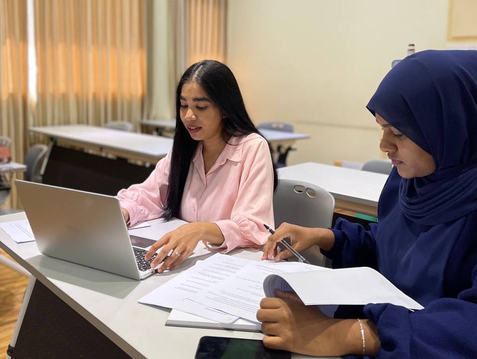 ކިޔަވައިދިނުމުގެ ފެންވަރާއި ތަޖުރިބާއަށް ބަލާއިރު ސައިރިކްސް ކޮލެޖް ވަރެއް ނެތް