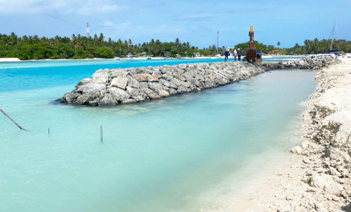 ފުޅަދޫ ބަނދަރުގެ ބޭރުތޮށިލުމުގެ މަސައްކަތް ފަށައިފި