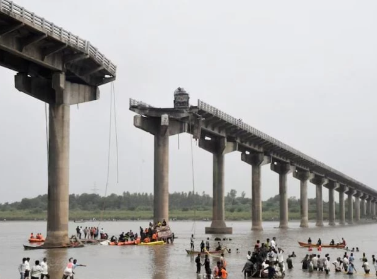 އިންޑިއާގައި ބުރިޖެއް ވެއްޓި 10 މީހުން މަރުވެއްޖެ