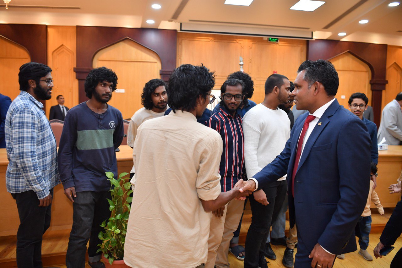 ނާއިބު ރައީސް މިސްރުގައި ތިބި ދިވެހި ކިޔަވާ ކުދިންނާއި ބައްދަލުކުރައްވައިފި
